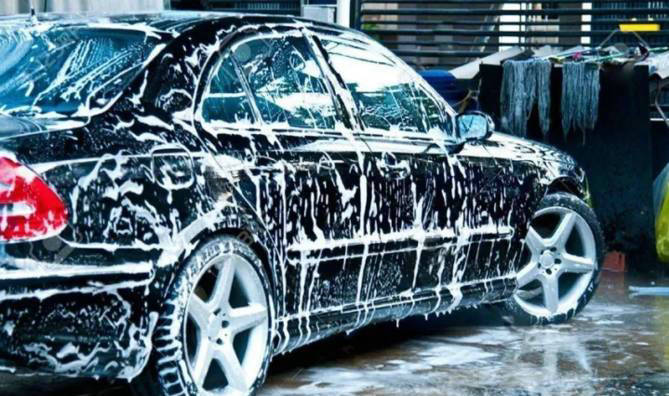 洗车会对车漆有伤害吗(汽车经常洗车对车漆有损害吗)