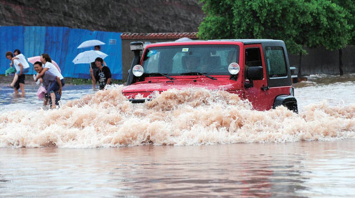 汽车被水淹了保险怎么赔(车辆被水淹了保险怎么赔)