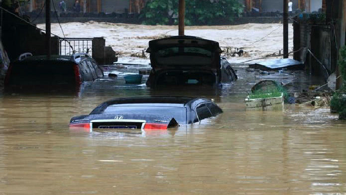 下雨天车被水淹了怎么办(当天下暴雨,车被水淹时该怎么办?)