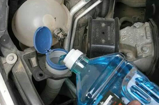 汽车清洗液是玻璃水吗(轿车清洗液是玻璃水吗)