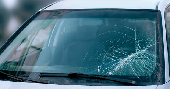 车玻璃被石子砸谁负责(车玻璃被石子砸谁负责赔偿)