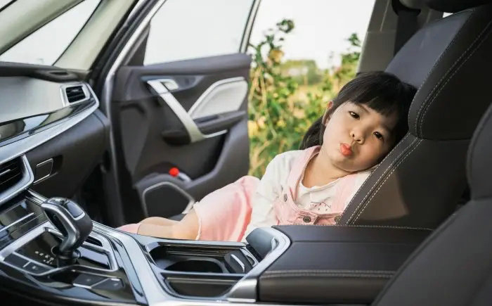 几岁小朋友可以坐副驾驶座(几岁的小孩子可以坐副驾驶座)
