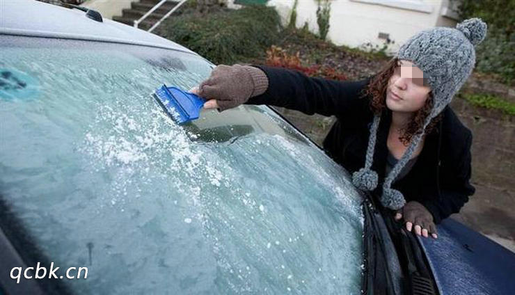 冬季车玻璃结冰怎么处理好(冬季汽车玻璃结冰怎样处理)