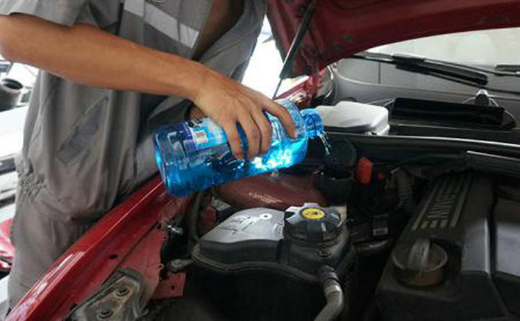 汽车玻璃水一般加多少升(汽车玻璃水要加多少升)