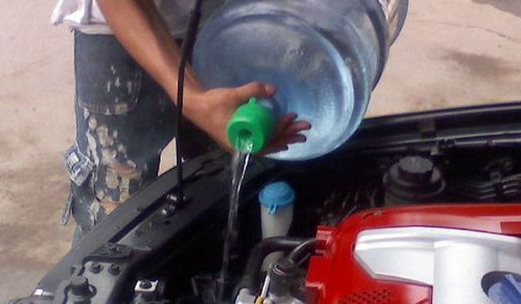 汽车冷却液可以加水吗(汽车冷却液怎么加)