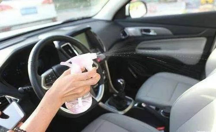 私家车里面可以喷酒精消毒吗(在车里可以喷酒精消毒吗)