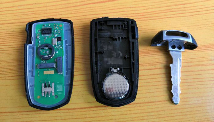 汽车钥匙怎么拆开换电池 车钥匙怎样换电池