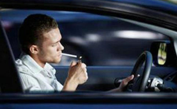 开车抽烟算违章吗 开车抽烟扣几分