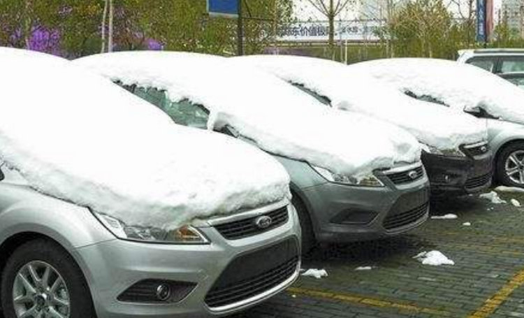冬天汽车上的雪用清除吗 车上的雪怎么清除