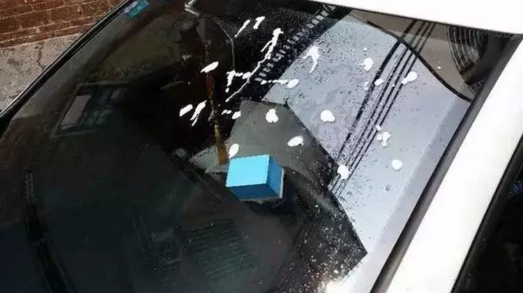 车玻璃刮不干净有水印怎么处理