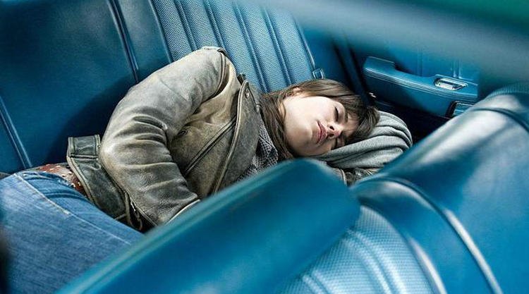冬天在车里睡觉需要注意什么(冬天在车里睡觉要注意的问题)