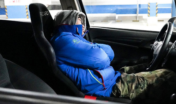 冬天在车里睡觉开暖风可以吗(冬天在车里睡觉开暖风会死亡吗)
