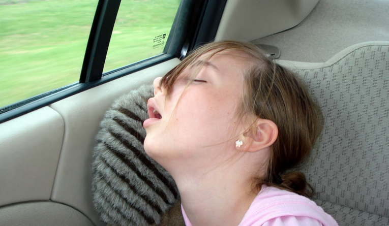 在车里面睡觉会不会缺氧(在车上睡觉会不会缺氧)
