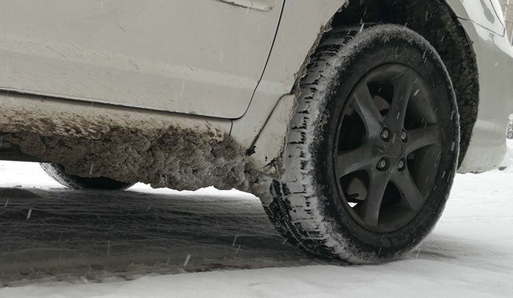 融雪剂对汽车底盘的危害大吗(融雪剂伤汽车底盘吗)