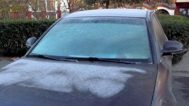 冬天早晨汽车玻璃全是冰怎么办