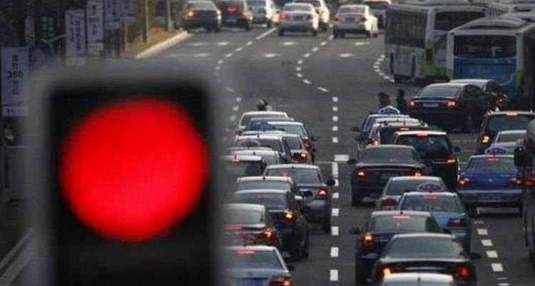 在红绿灯中间停车算闯红灯吗(在红绿灯中间停下扣分吗)