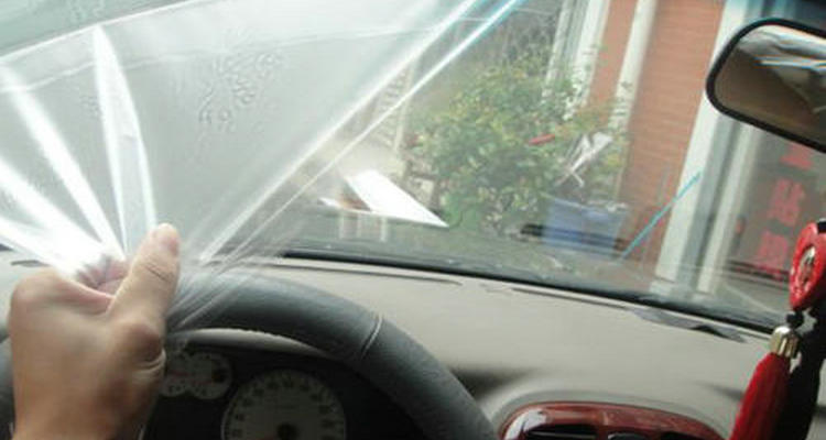 怎么去除汽车玻璃的贴膜(怎样去掉汽车玻璃的车膜)