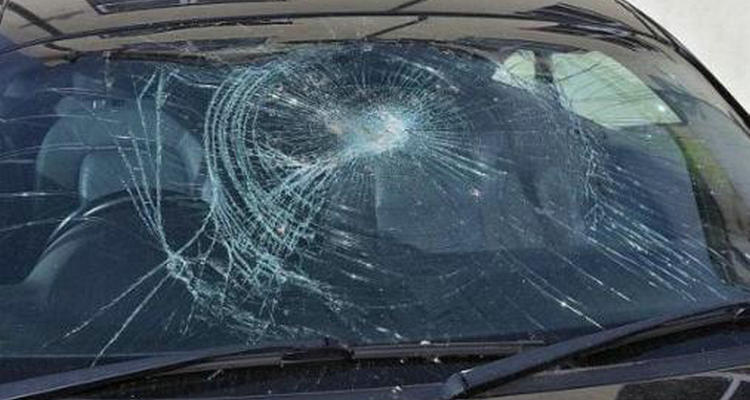 汽车前挡玻璃有划痕怎么处理修复