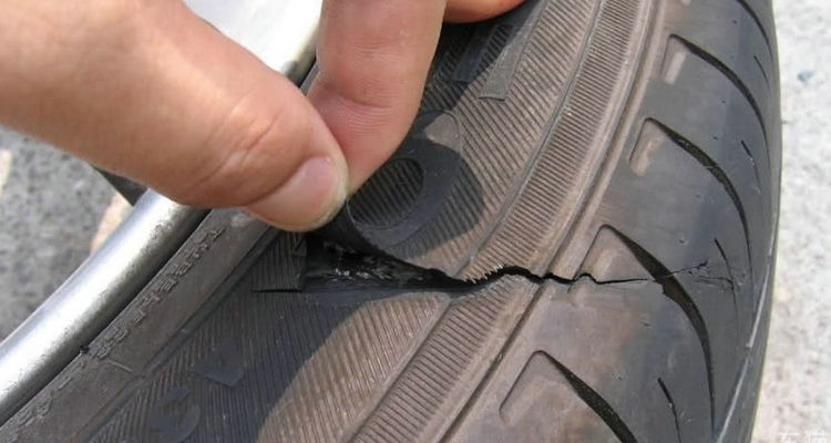 轮胎侧面轻微鼓包影响安全吗(轮胎鼓包还能用吗怎样修复)