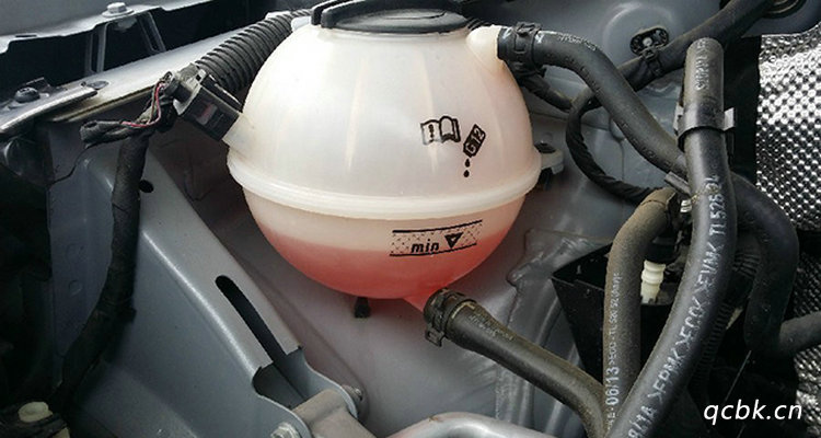 汽车冷却液可以用水代替吗(冷却液不足加了一瓶矿泉水)