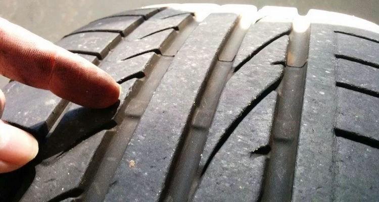前轮胎磨损严重是什么原因(前轮轮胎磨损严重)
