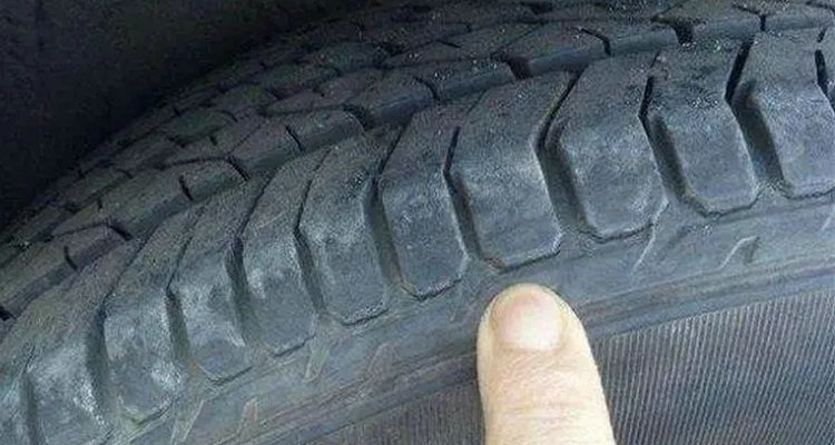轮胎沟槽有裂纹需要更换吗(轮胎排水槽裂纹影响安全吗)