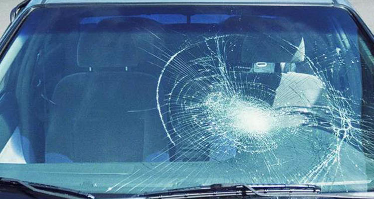 汽车玻璃破了怎么报保险(前挡风玻璃被石子击裂纹如何修复)