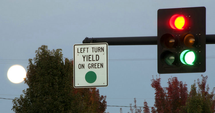 左转绿灯直行了算闯红灯吗(左转道是绿灯,我直行了)