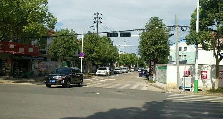 红绿灯交叉路口怎么走(交叉路口的红绿灯)