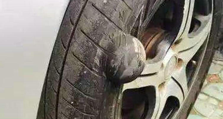 如何预防汽车轮胎鼓包的发生(怎么防止汽车轮胎爆胎)