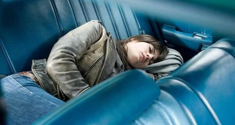 车里睡觉不开窗户会闷死吗(车里睡觉开空调是开内循环还是外循环)