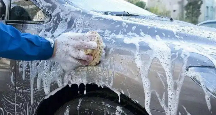 勤洗车和不洗车哪个更伤车(常洗车和不洗车)