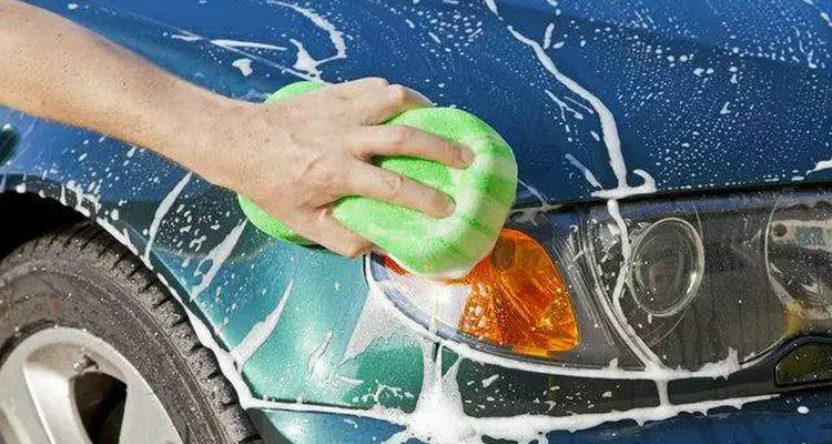 用洗洁精洗车对车漆有影响吗(用什么洗车可以保护车漆)