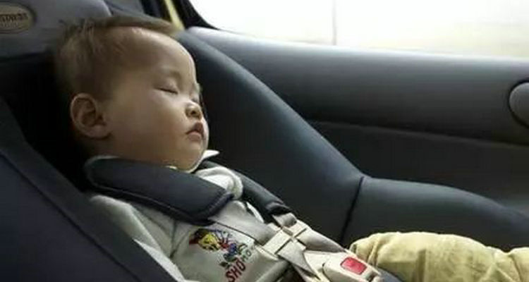 在车内睡觉不开窗户氧气够吗(车里睡觉不开窗会缺氧吗)