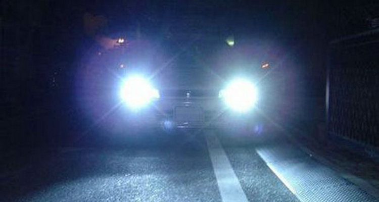 夜间会车怎样使用灯光(夜间会车时距对向来车150米以内使用近光灯)