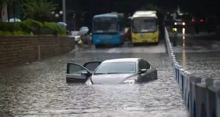 汽车涉水如何自救处理(汽车涉水怎么自救)