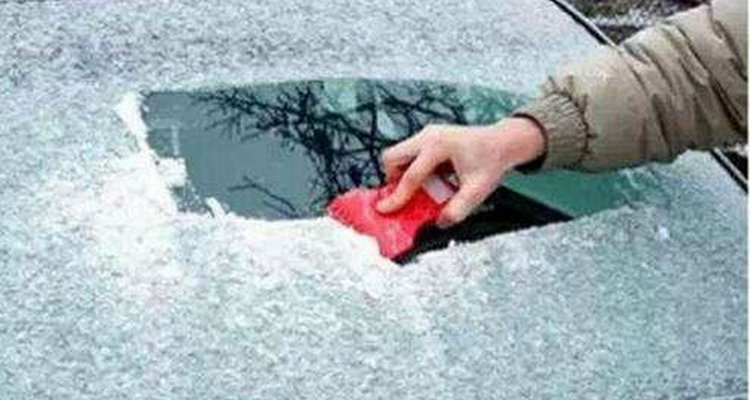 冬天车内前挡风玻璃结冰怎么办