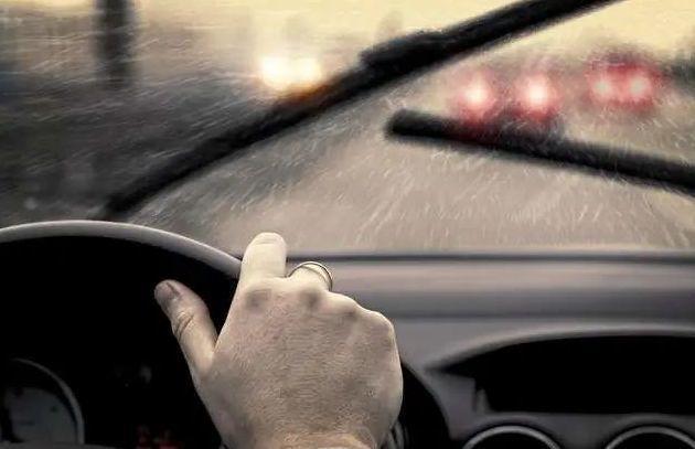 为什么汽车可以行驶(为什么汽车行驶在路上雨刮器会无缘无故动一下)