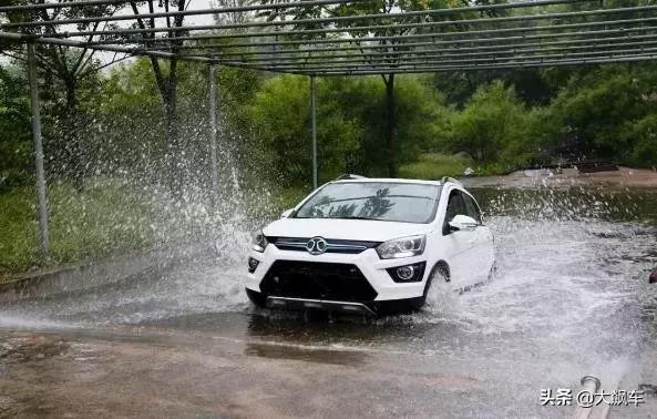 为什么汽车不怕雨水(为什么高压线不怕雨水)
