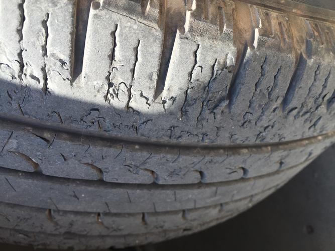 汽车轮胎为什么起皮 轮胎掉皮什么原因？