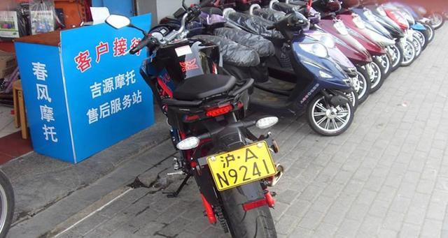 为什么要给摩托车挂车牌号 摩托车自带车牌有用吗？