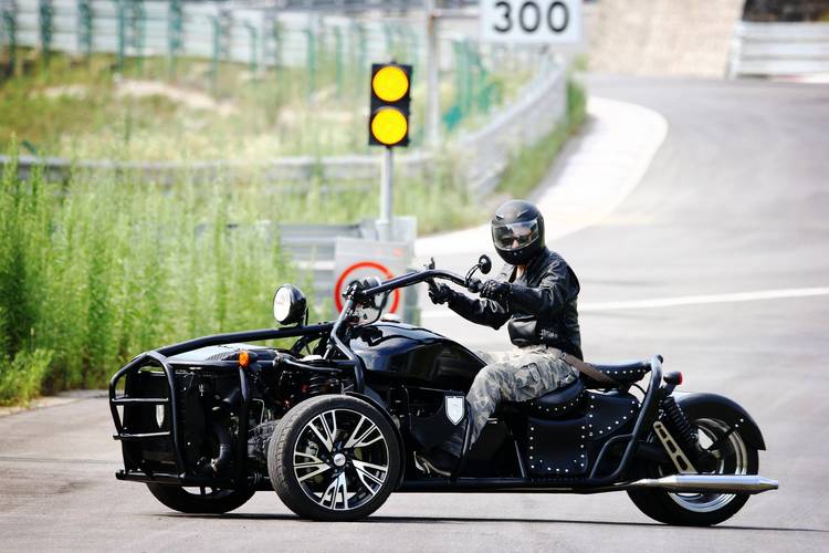摩托车为什么 转向变大 边小 三轮摩托车为什么向右跑偏？