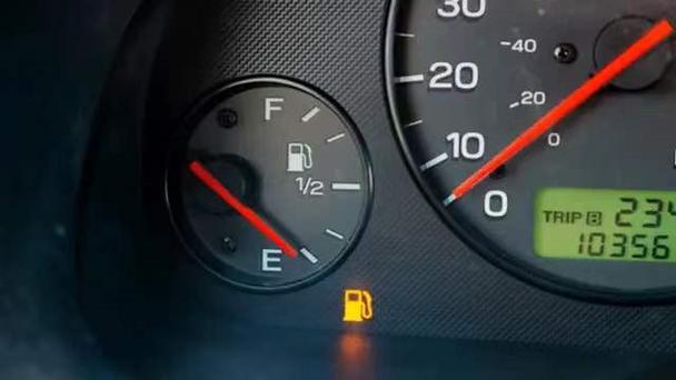 为什么汽车加油油表没有反应(加油为什么油表没显示)