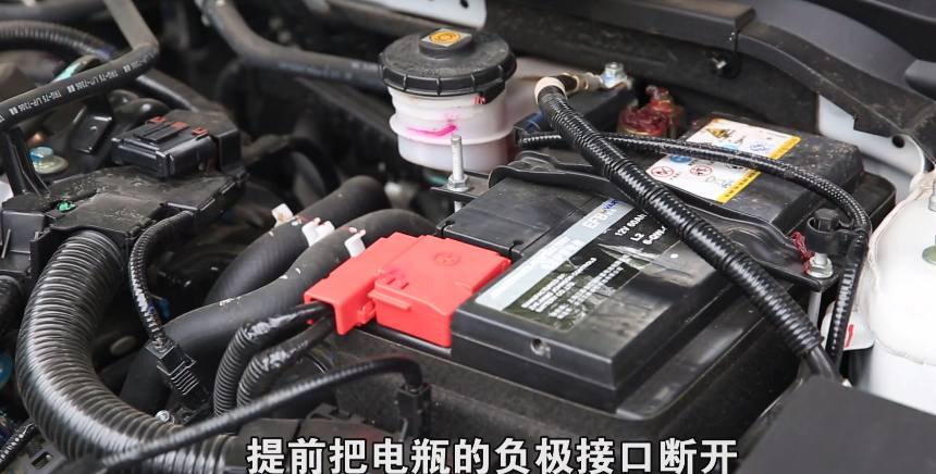 轿车电瓶负极断开 需多久充电(轿车电瓶负极断开可以放多久)