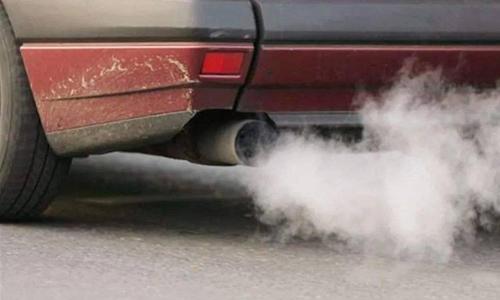 为什么我的汽车排气管冒烟(汽车启动排气管冒烟 过一会就好了)