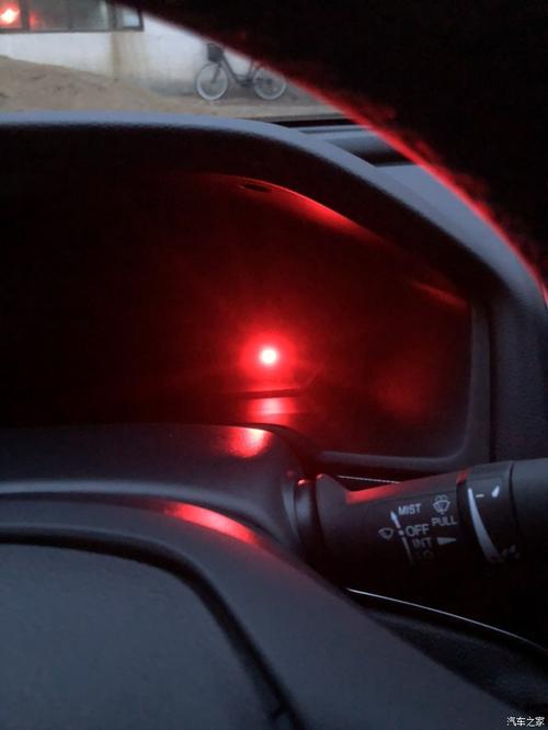 锁车后红的亮是什么 锁车后有个红灯一直亮