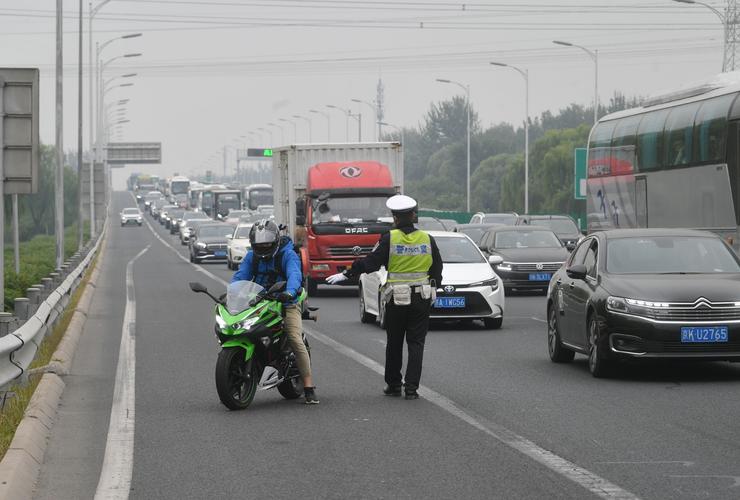 交警为什么拦摩托车 交警拦摩托车不停什么后果