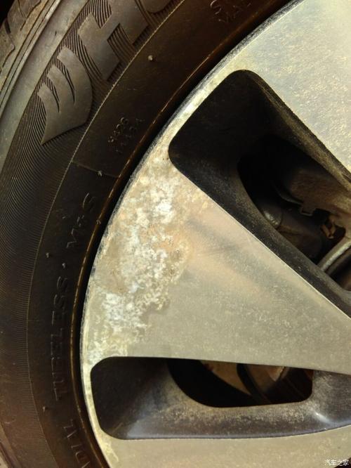 为什么汽车轮胎响 像粘了东西一样(汽车轮胎会响是为什么)