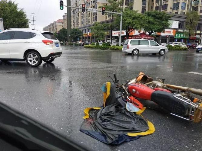 为什么摩托车雨天容易翻 摩托车雨天会打滑吗