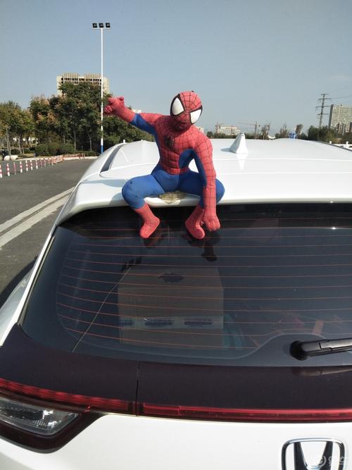汽车上弄蜘蛛侠为什么 汽车蜘蛛侠粘在车后